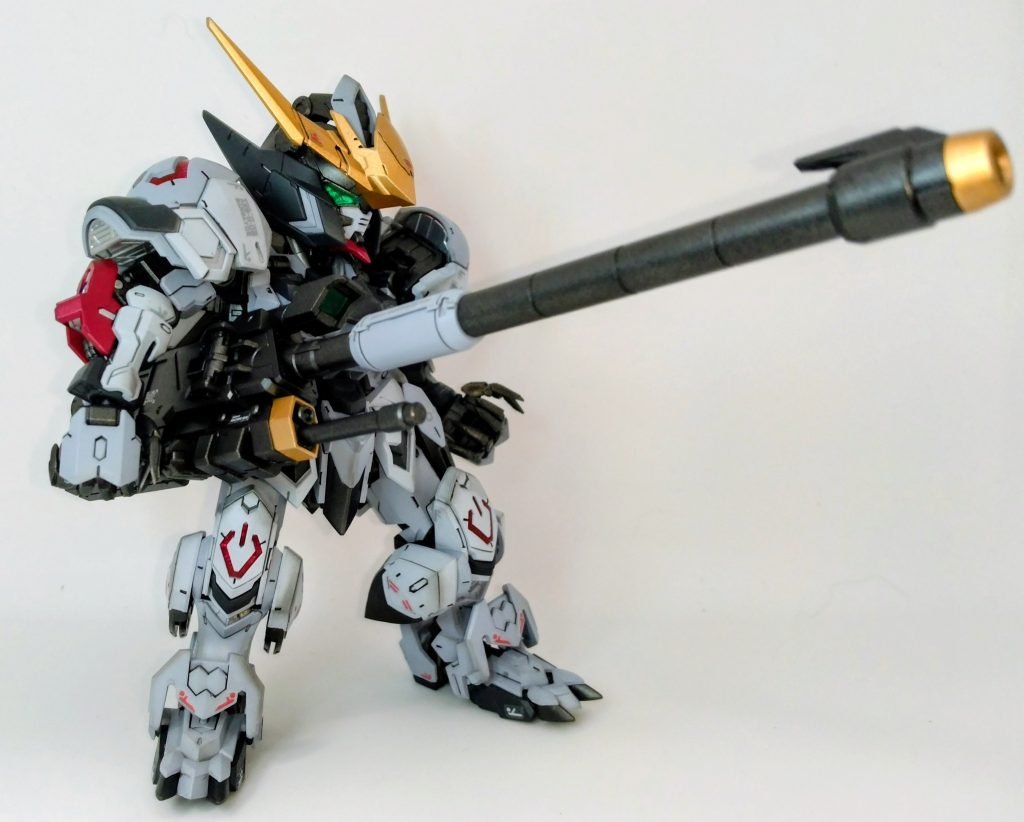 滑空砲もバックパック接続しつつ構えることができます。