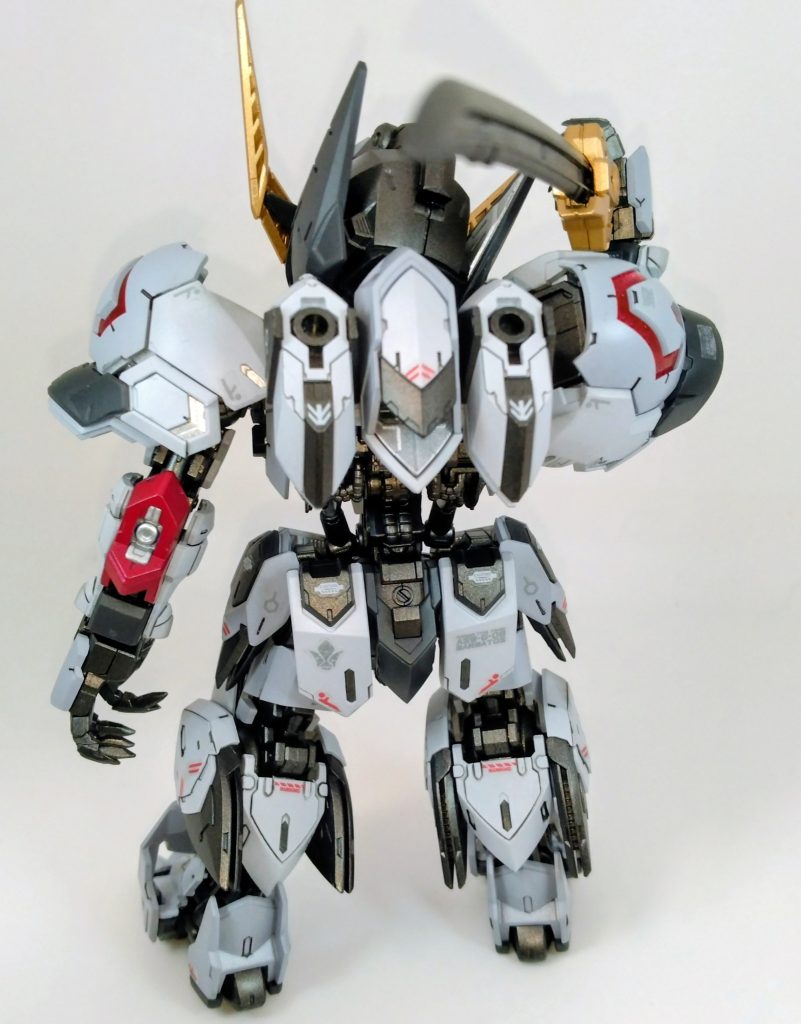 バックショット。パーツはMGにしては少なくて組みやすいです。面積少ないので塗装も楽。