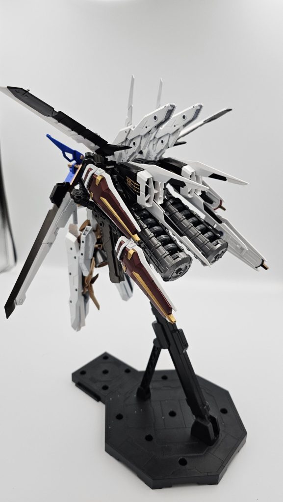 FAストライカー（フルアームドストライカー）武装追加による本体の大型化に合わせ、大型（MG）のストライカーを採用。武装は折り畳み式ビームキャノン、大型実大剣と大剣内部の日本刀各2本、4枚の対ビームシールド、ブースター下部のコンテナマウントの10機の円盤型ドラグーン（打撃での攻撃かつ被弾で装甲撒き散らしながら爆発）※ドラグーンコンテナと脚部装甲は使用後パージ可能でデッドウェイトになりません。