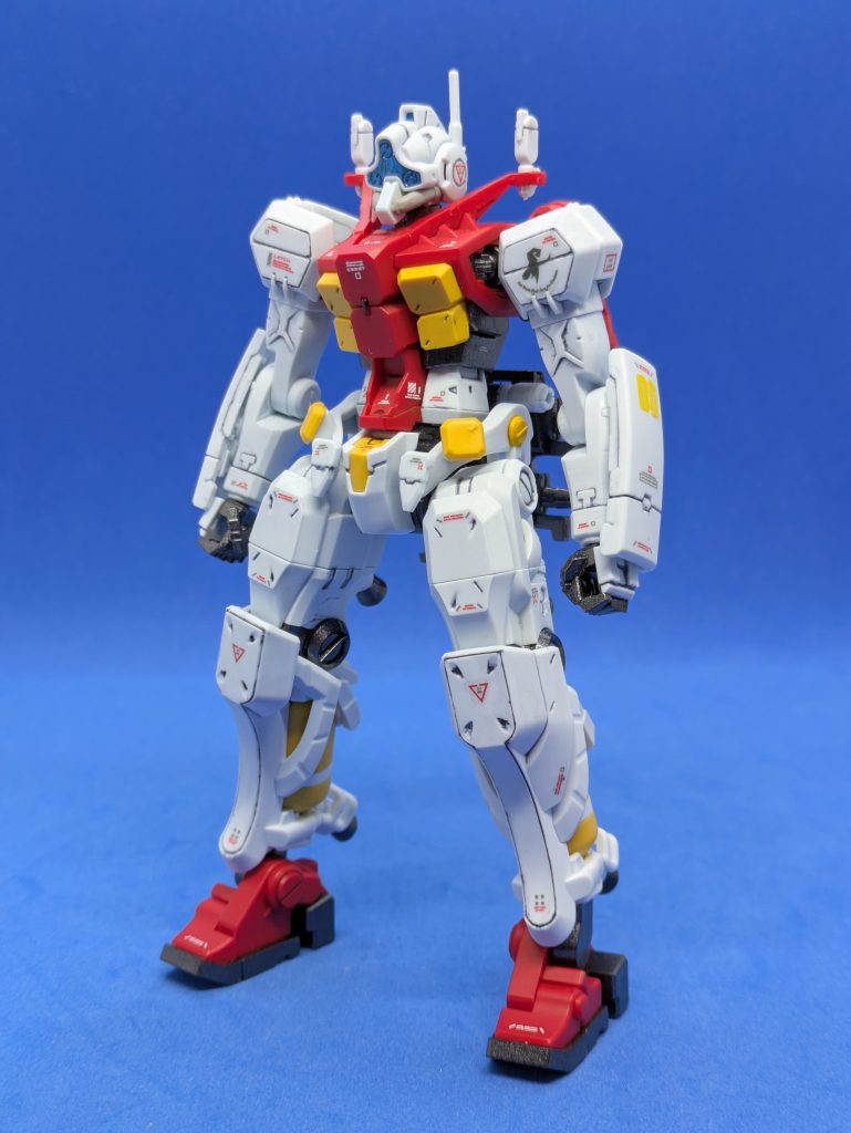 全身。デカールはRBコーションデカールのレッド&グレー1をメインに使い、赤い部分はワンカラーホワイト1を使っています。スガイ機は配色も相まってGMにしか見えません⋯