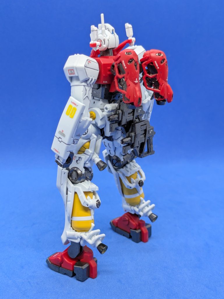 背面。武器用のジョイントパーツがあり、これを使うことで全ての武器を腰にマウントできます。余剰パーツが出なくて良いです。写真だと分かりにくいのですが、脚部のスラスターノズル内部はそのまま組み立てると真ん中が白になり違和感があるので、スラスターノズル内部は全てゴールドで塗装しました。良い感じになったと思います。