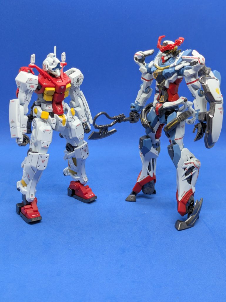 以前組んだジークアクスと。ジークアクスよりちょっと背が低いです。関節の構造や足にタンクが付いているところなど、よく似ている部分もあります。ご覧いただきありがとうございました。