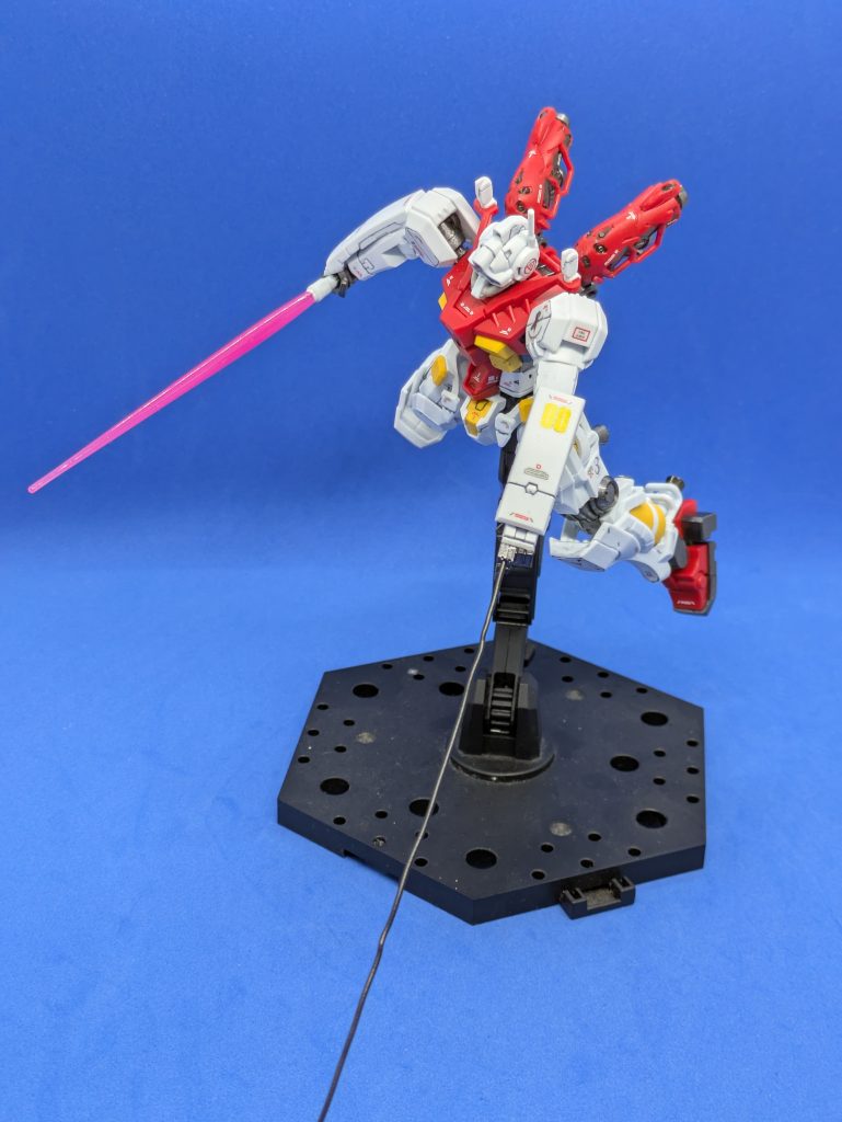 スティグマ攻撃。左手だけですが専用のハンドパーツとリード線が付属します。ビームサーベルの刃は普通のものよりちょっと短めですが、普通のクリアパーツではなくグラデーション塗装したみたいな色合いになっており、とても良い感じです。