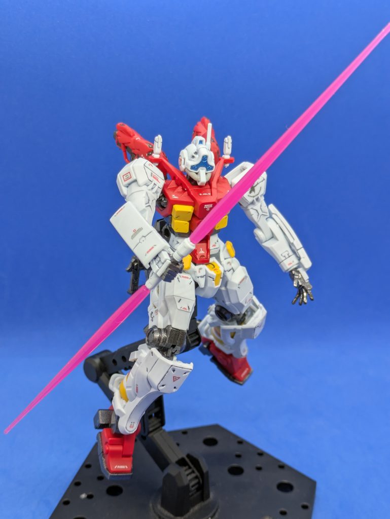 プラモオリジナルギミックのビームナギナタ。ビームサーベルの反対側にもビーム刃を付けることができます。唯一ゲルググっぽい部分だと思います。ビーム刃は短めですが、2つ取り付けるとさすがにかなりの長さになります。