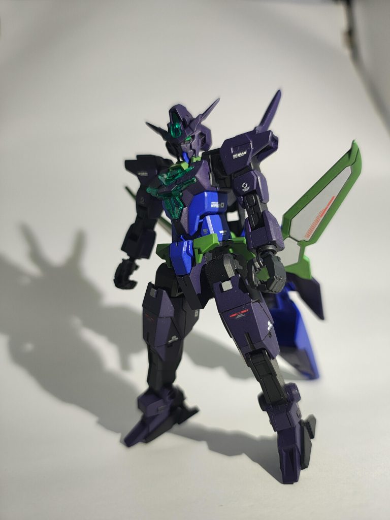 中の人であるコアガンダムⅡ+。キットそのままだと劇中よりも色味が明るいように思えたので、少し明度を落として塗装しました。