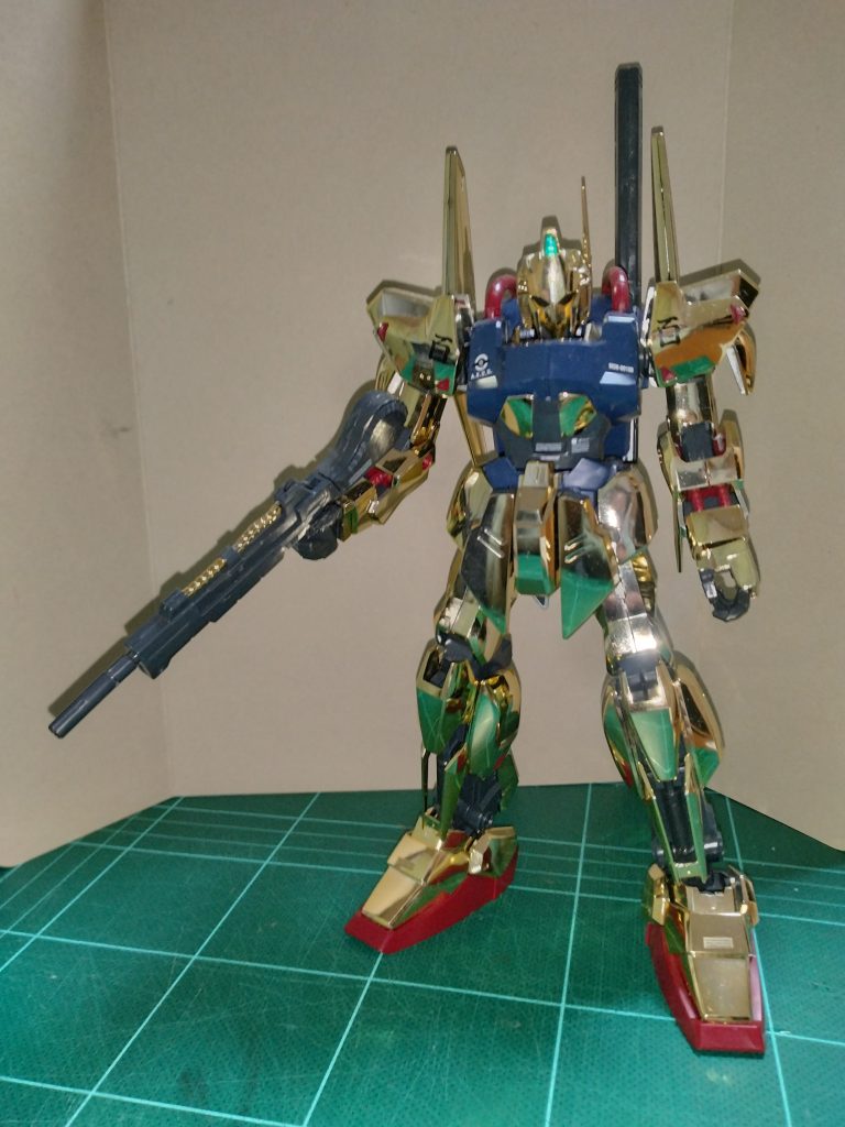 塗装の色は説明書通りです。メッキ部分を汚す事を恐れて墨入れしていません(gundam-kao5)
