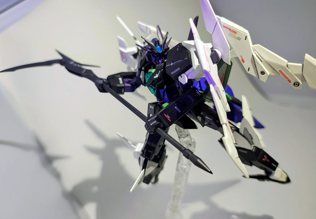 鎌を両手持ちしたポージング。恐らく個体差だとは思いますが、上半身と下半身が若干外れやすく、ポージングしている時には少し苦労しました。