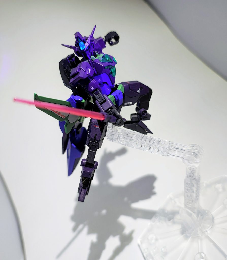 コアサーベルを持たせたポージング。特別大きくディティールを追加はせず簡単仕上げです。