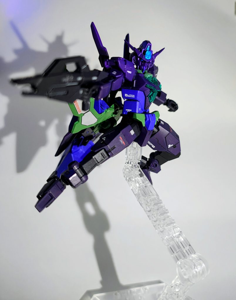 コアスプレーガンを構えてポージング。額とツインアイは蛍光塗料で塗装しているので光ります。