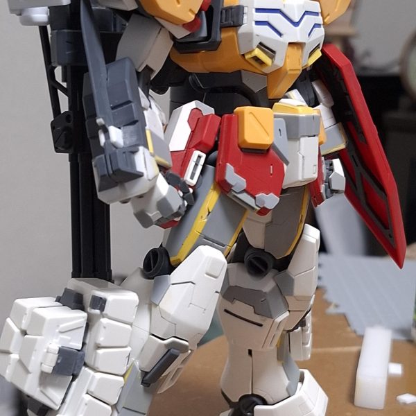 ヘビーアームズEWスタイル変更及びディテアップ完了。もったりした印象だったのをマッシヴなスタイルにしたくて肩幅広げたり太股太らせたり、スリッパ幅詰めしました。ゴツく見えるようになってたら僥倖っ…！（4枚目）