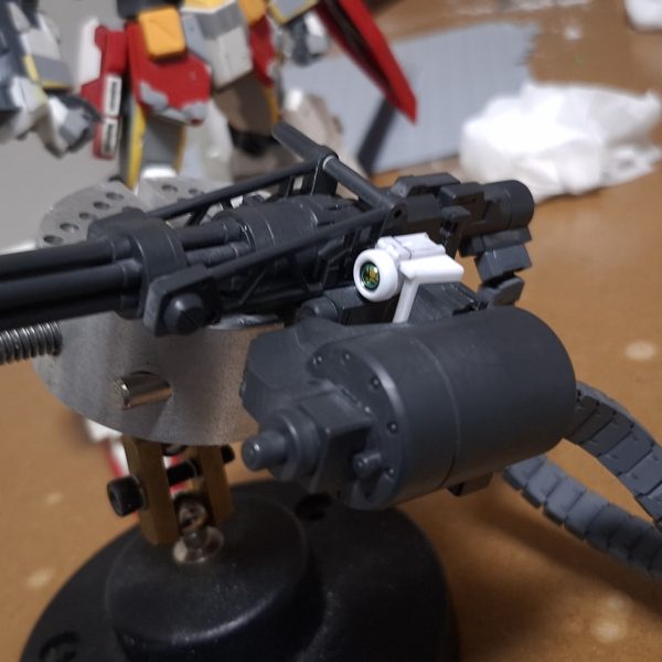 ヘビーアームズEWスタイル変更及びディテアップ完了。もったりした印象だったのをマッシヴなスタイルにしたくて肩幅広げたり太股太らせたり、スリッパ幅詰めしました。ゴツく見えるようになってたら僥倖っ…！（5枚目）