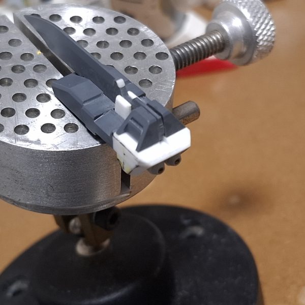 ヘビーアームズEWスタイル変更及びディテアップ完了。もったりした印象だったのをマッシヴなスタイルにしたくて肩幅広げたり太股太らせたり、スリッパ幅詰めしました。ゴツく見えるようになってたら僥倖っ…！（6枚目）