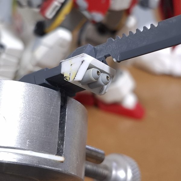 ヘビーアームズEWスタイル変更及びディテアップ完了。もったりした印象だったのをマッシヴなスタイルにしたくて肩幅広げたり太股太らせたり、スリッパ幅詰めしました。ゴツく見えるようになってたら僥倖っ…！（7枚目）