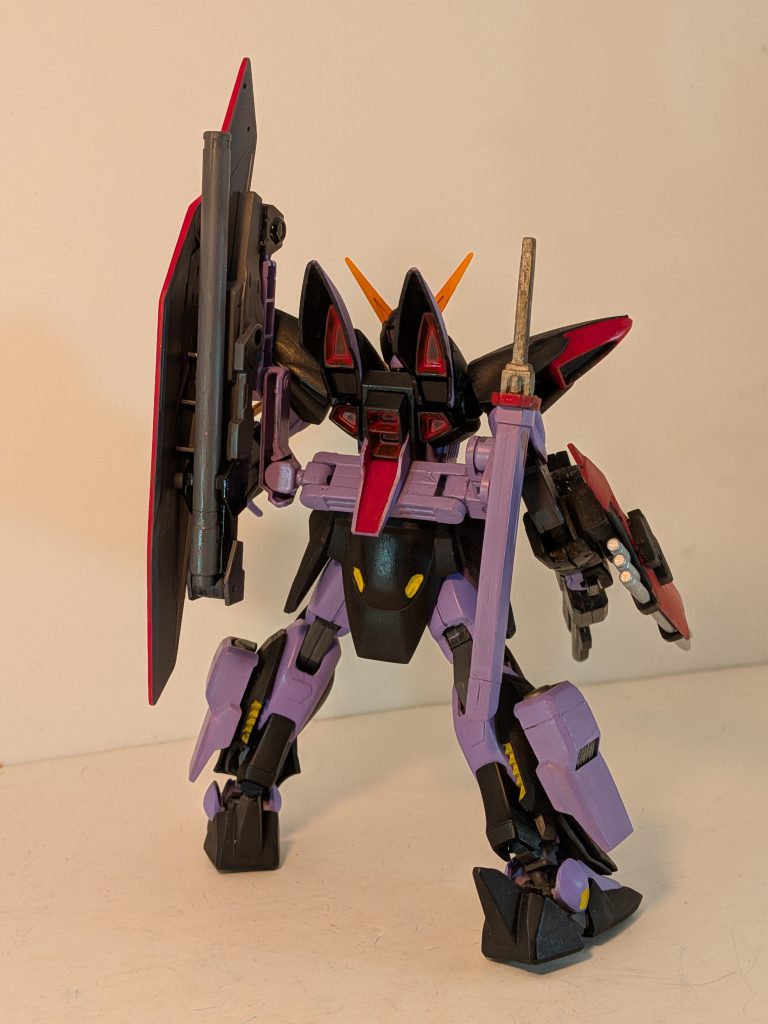 背部はフォールディングデストランチャーを装備させるため、無理矢理ジョイントを付けました。あまり見栄えは良くないです。