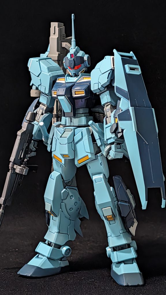 塗り分けてますが、金色部分は付属シールを使ってます。モノアイは蛍光塗料を使ってます。