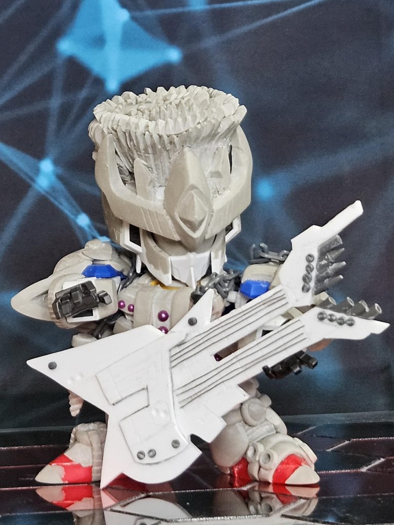 サフ前最初はベースの弦にだいぶ柔らかい素材使ったので張り替えました笑ゼータの目だと細いので上に削って行き、目のパーツをパテに置き換えました。