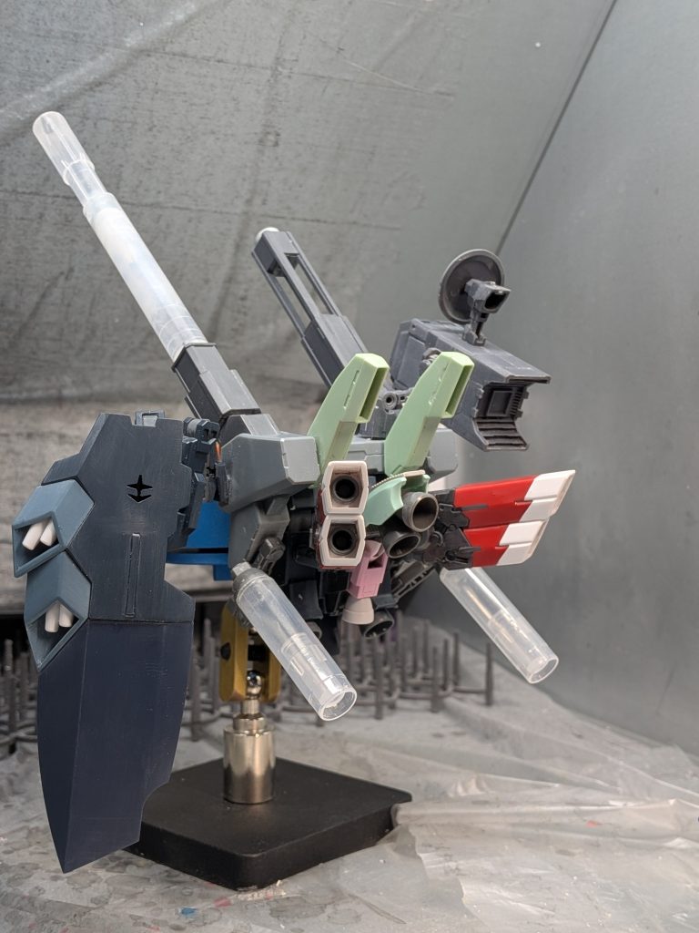 ジェガンMGシナンジュHGエールストライクHGのパーツを拝借し、透明の部品は蛍光ペンのフタと本体です😊盾は加工して一体型しました