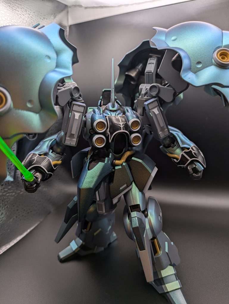 シリカフレークベースの微細粒子の緑の顔料を水性クリアに混ぜて吹き付けてます。