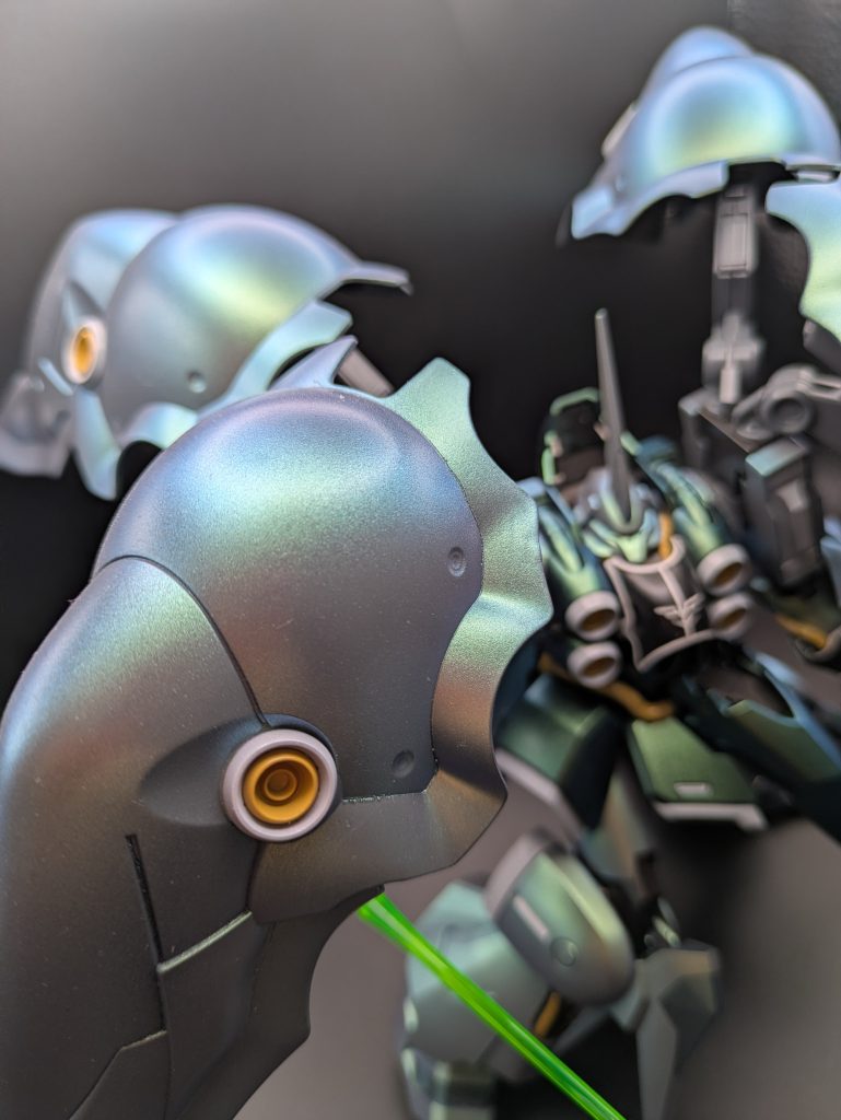 白、黄、は水性カラー、黒はエナメル。バインダーとかの薄い緑と腰辺りの濃い緑は、水性のグレーとブラック吹き付けたあとに、