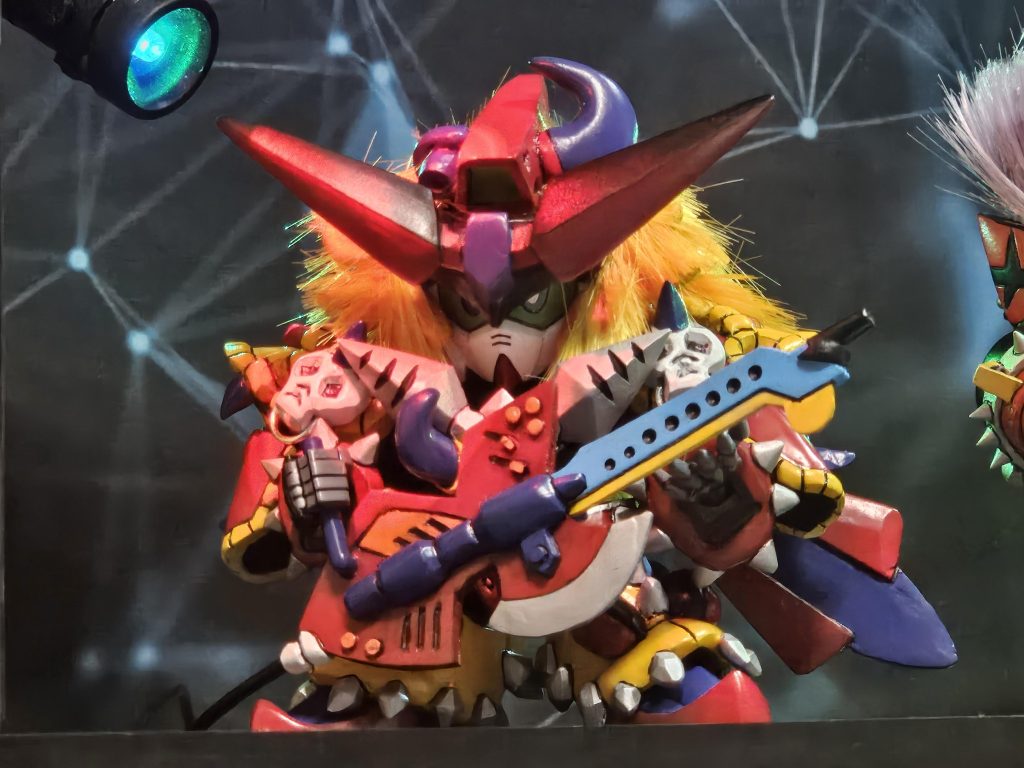 ヘビメタガンダム騎士ユニコーンガンダムをベースに腕をEXSDと入れ替え。髪には初めて使うくらいエクステを使用しました。取り付けには手芸用接着剤とバラスト用スーパーフィックスを使用。