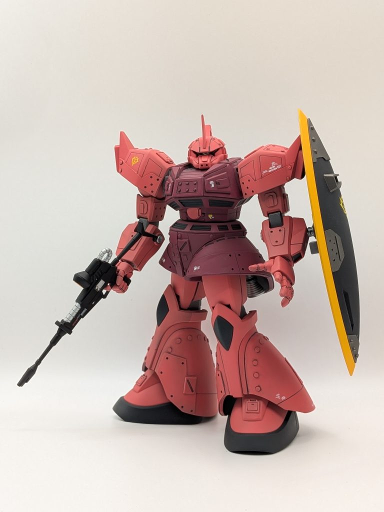 プラ板やパーツを貼り付け、筋彫りしたりで粗い仕上がりですが、ゲルググの素体が良いので助かりました