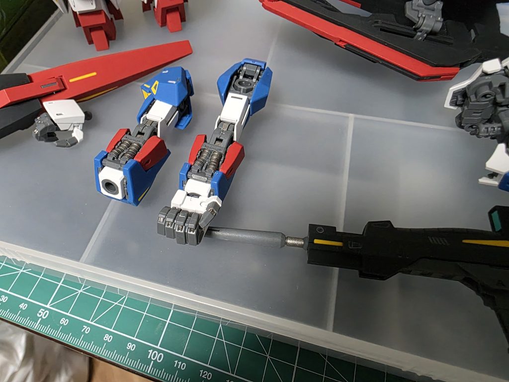 シタデルカラーのレッドベルチャー？なる銀色でちょこちょこ塗ってみましたがいい感じ。ゴールドも塗りましたが銅色みたいになってしまった。シタデルカラーは名前から色が想像できなくて使うまで分からん（笑）