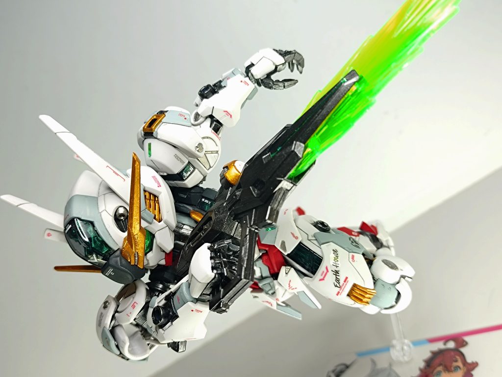 ビームブレイドビーム刃は成形色そのままです。ちら見えしてる左フトモモにある『EARTH HOME（地球寮）』デカールがお気に入りポイント。パイセンに無理やり書かれたイメージ。