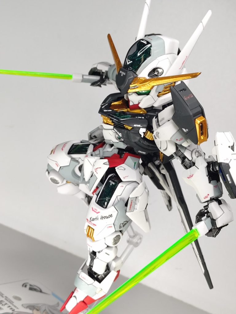 ビームサーベル持ち手の長さが掌の大きさに合っていないので作中ぽく両手持ちが難しかったです。