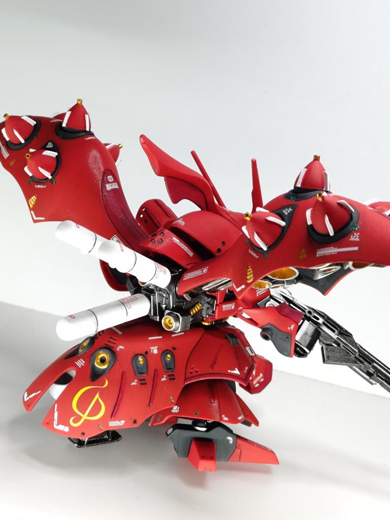 赤1…モンザレッド赤2…マルーン黒…ジャーマングレー灰…スターブライトアイアン金…スターブライトゴールド銀…スターブライトジュラルミンその他センサー類はラピテープのグリーンです。胸部センターにあったネオジオンロゴはしつこくなりそうだったので削って消してます。