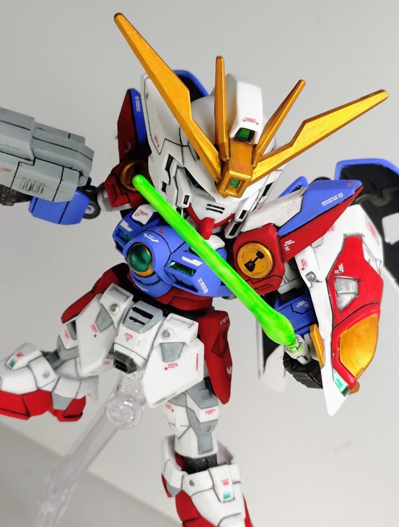 ビームサーベル蛍光グリーンで塗ってるので光ります。サーベルラックは再現されてません。というか肩アーマー裏のブースターの形状も微妙に違います。SD規格アレンジ、嫌いじゃないんですけどね。