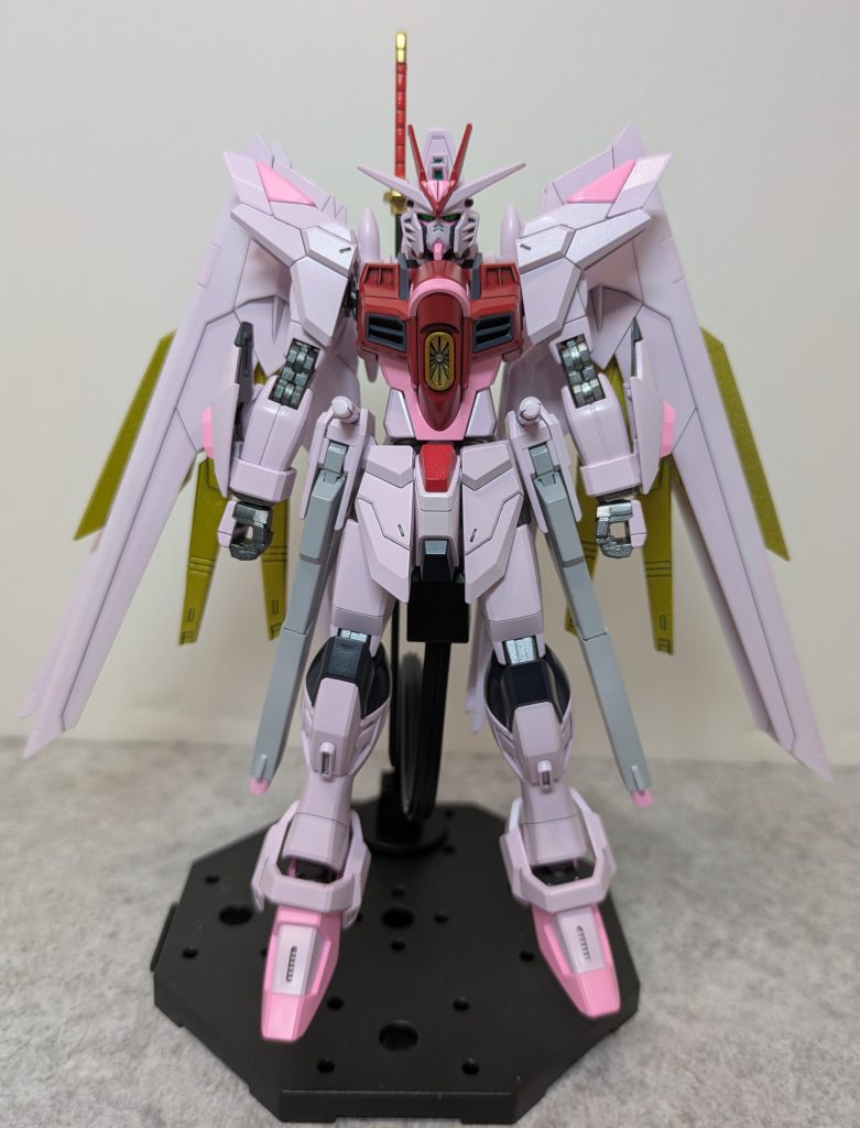 棒立ち状態。プラウトディフェンダーの羽の外側部分が、内側よりも塗りが甘く薄くなってしまうことに(gundam-kao9)同じ塗料を使ったのに発色するまでの塗り重ねが足りなかったかな。。。