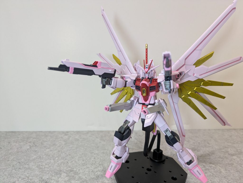 ストライクフリーダムの特徴的ポーズをマイフリで。プラウドディフェンダーを広げると迫力が出ますが、全体を入れようとすると小さくなってしまいます。羽の濃いピンクの所ははステラピンクを使ってみたのですが、なかなか発色せず塗膜が厚くなってしまうことに。そのため、広げるのに苦労しました。もう閉じたくないですね(笑)