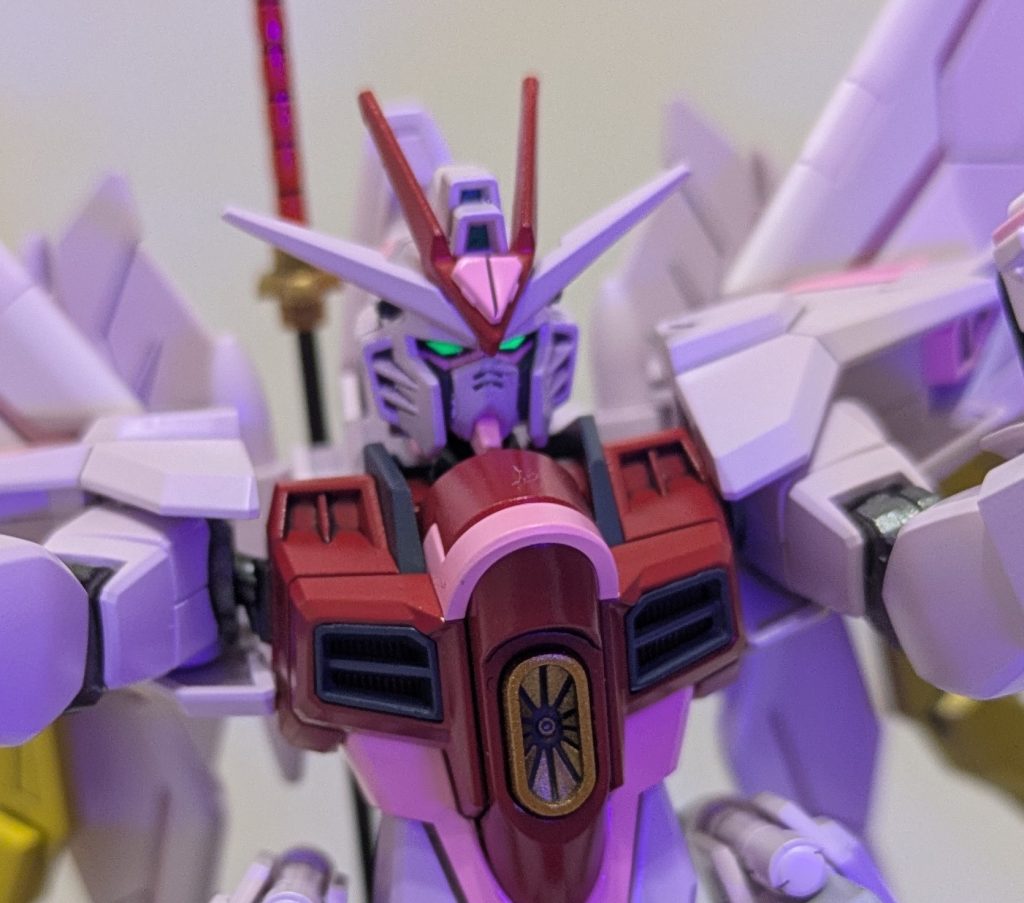 ツインアイは蛍光塗料にしたため、ブラックライトで光ります。センサーも最初は蛍光塗料にするか悩み、メタリックグリーンと混ぜたのですが、あまり良い色にならなかったので蛍光塗料を諦めました。