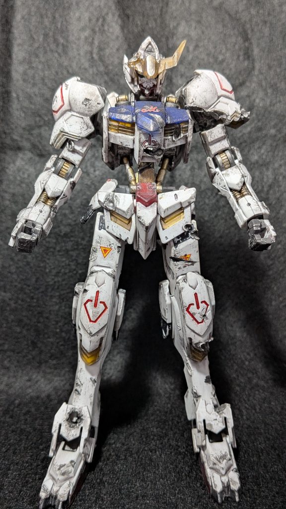 部分塗装でガンダムマーカーとCanDoのマーカーを使っています。汚しにはリアルタッチマーカーと水性ホビーカラーを使用。傷はハンダゴテで溶かしたりえぐったりしてます。初めてなのでかなり傷をつけましたがやりすぎですね。笑今回はクリアパーツと汚しの相性を試した実験的なガンプラなんですがどうでしょうか？