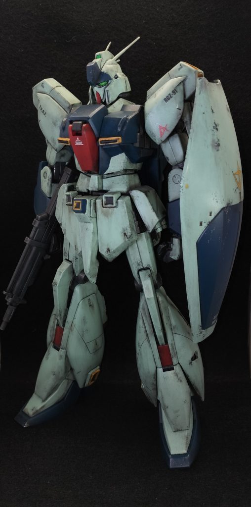 一部(フロントアーマーの四角いところ等)アッセンブルカラーのブラックで筆塗りしています。ツインアイ(デュアルアイ?)はキットのシールの上から、ターナーアクリルの蛍光グリーンを良い感じに塗りました。デカールを貼った後、一度半光沢のトップコートを吹き、それから全身をウェザリングカラーのマルチブラックでウォッシング。乾ききる前に綿棒やキムワイプで拭き取りました。装甲の広い面など、後をあまり残したくない所はメラミンスポンジで擦りました。その他、エナメルのシルバーとアッセンブルカラーのブラックで、スポンジでチッピング。ライフルや関節はシルバーでドライブラシ。