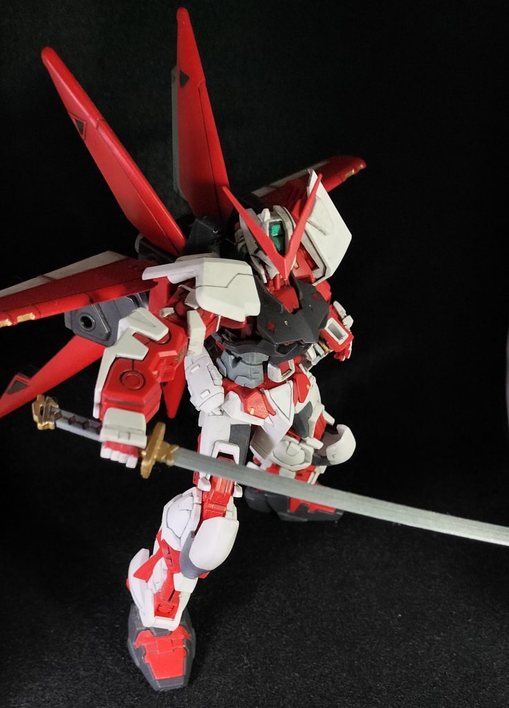 以降、同じポーズで微妙にカットの違う画像が続きます。ポージングがかっこよくて好きなのと、関節が緩いのでガシガシポーズを決めるのが難しかったので…。ぜひ、HGCEでリメイクを!まあ、好きでたくさん撮ったのでよかったら見てください