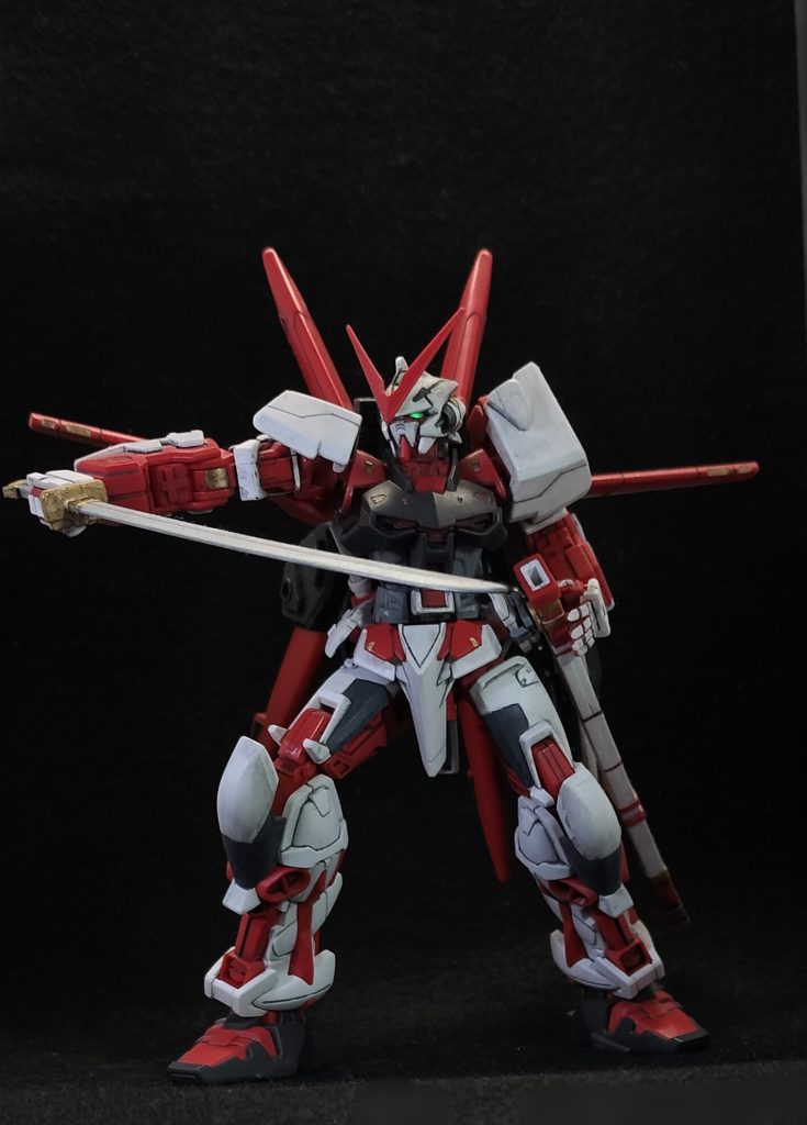 ガーベラストレート、抜刀HGCEではないので関節の造りなんかは弛かったりポロリしやすかったりしますが、可動域はかなり良いですね!肩パーツには若干のスジ彫りと変な三角パーツがくっついてます。ディテールアップにチャレンジしてみて、上手く行かなかったやつです(笑)