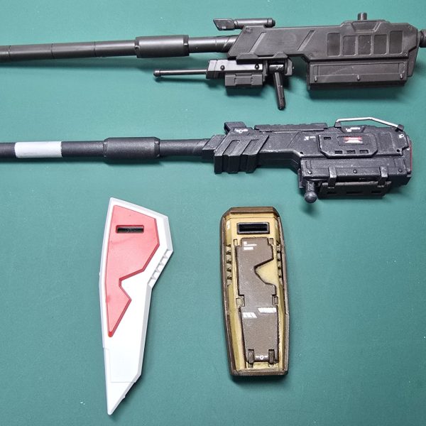 あとは最終のトップコート・微調整を残すのみとなりました。制作中最終報告は、武装等の元キットとの比較です。バルバトス用滑空砲を削った盛ったしてキャノン砲に改造ディフェンスプレートはオリジナルの三角形から四角にほぼプラ材でスクラッチリフレクターはフレーム状にしたまではよかったのですが幾度もポキポキ折れて🤣強度を考えて展開状態で6枚羽を４枚羽に変更、フレーム風加工の厳しさに痛感😆いい勉強になりました😂近々天気のいい日にトップコート吹いて完成品アップします😆（2枚目）