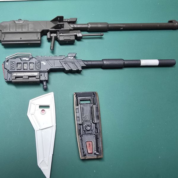 あとは最終のトップコート・微調整を残すのみとなりました。制作中最終報告は、武装等の元キットとの比較です。バルバトス用滑空砲を削った盛ったしてキャノン砲に改造ディフェンスプレートはオリジナルの三角形から四角にほぼプラ材でスクラッチリフレクターはフレーム状にしたまではよかったのですが幾度もポキポキ折れて🤣強度を考えて展開状態で6枚羽を４枚羽に変更、フレーム風加工の厳しさに痛感😆いい勉強になりました😂近々天気のいい日にトップコート吹いて完成品アップします😆（3枚目）