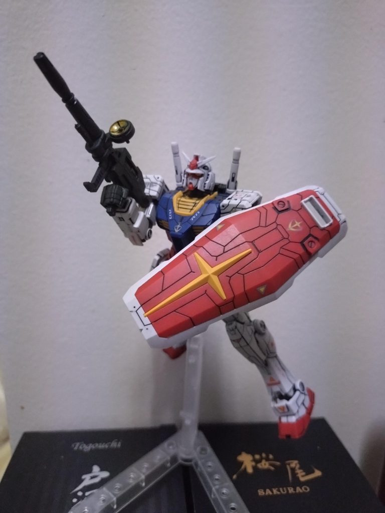 可動範囲もすげぇのでポーズもガッツリ決まりますね。強いて言えばスリッパが小さいので設置した際の安定性は少し低いです。