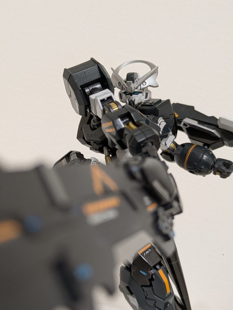 その宗教団体の鎮圧に貢献したのがオリアスを駆るパイロットであったとされる。オリアスは対MS戦において無類の強さを誇り、宗教団体の所有するMSの半数以上をオリアス一機で破壊したという話も伝えられている。