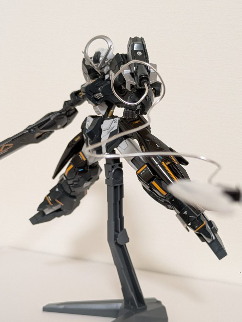 ◯ワイヤー付きクロー後のシュヴァルベグレイズのクローの原型となる武装。ワイヤーはMS1機分の重量を支えることができる。クローをMAや壁に突き刺し、立体的な機動を行える。