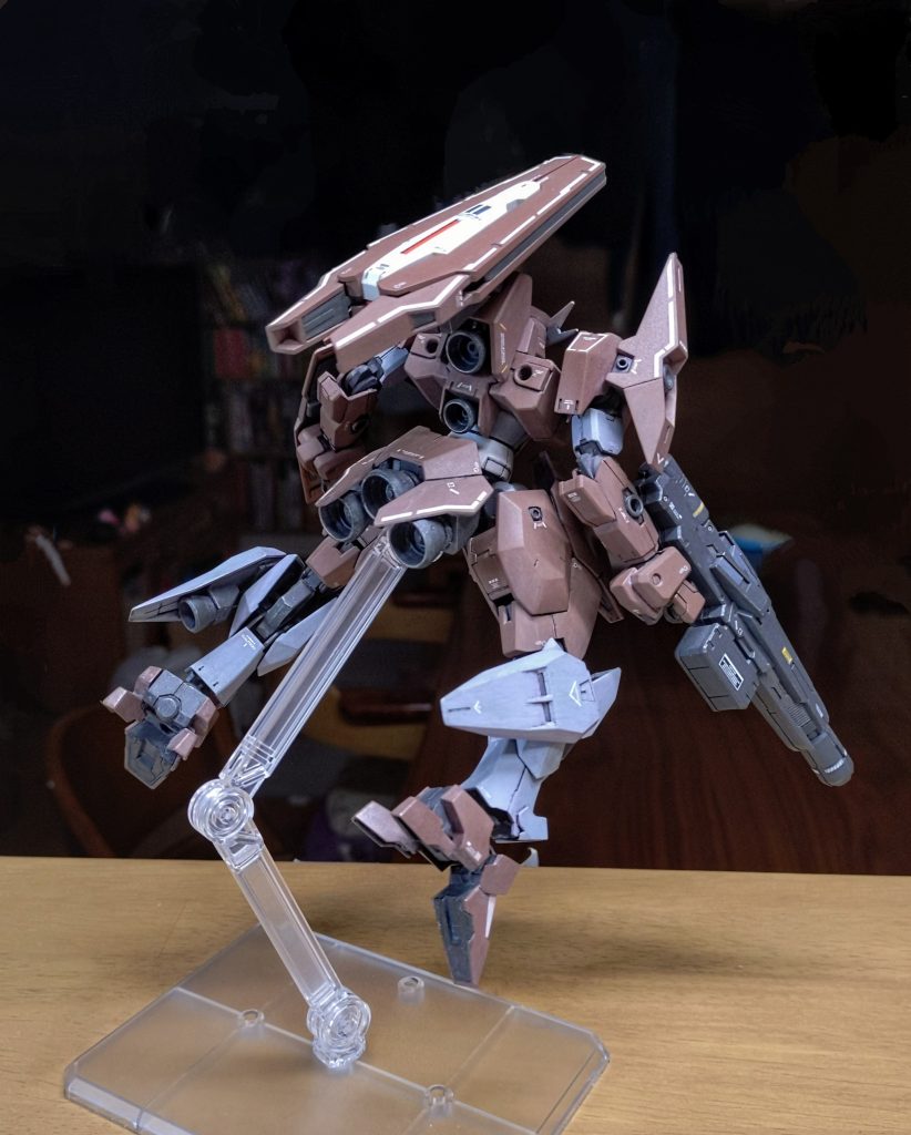 スラスターは背面で１基、両脚で２基増やしてあります。使用したのはソーン、ウル、ガンヴォルヴァです。水星シリーズのキットでさらに同勢力ということで関節やデザイン的にも親和性があってミキシングし易かったです。