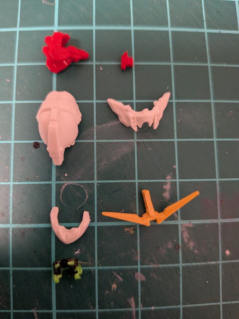 フェイスパーツは切ってバラして組み直して好みの顔に。いつもコメント、イイネ有難うございます!