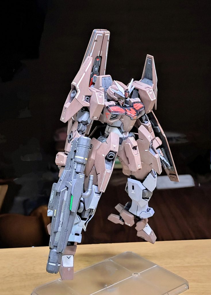 イメージはルブリスソーンがあの等身バランスに落ち着くまでの過程で試作されたもののひとつで、同時期に作られた機体のパーツを使って色々試してる的な感じです。