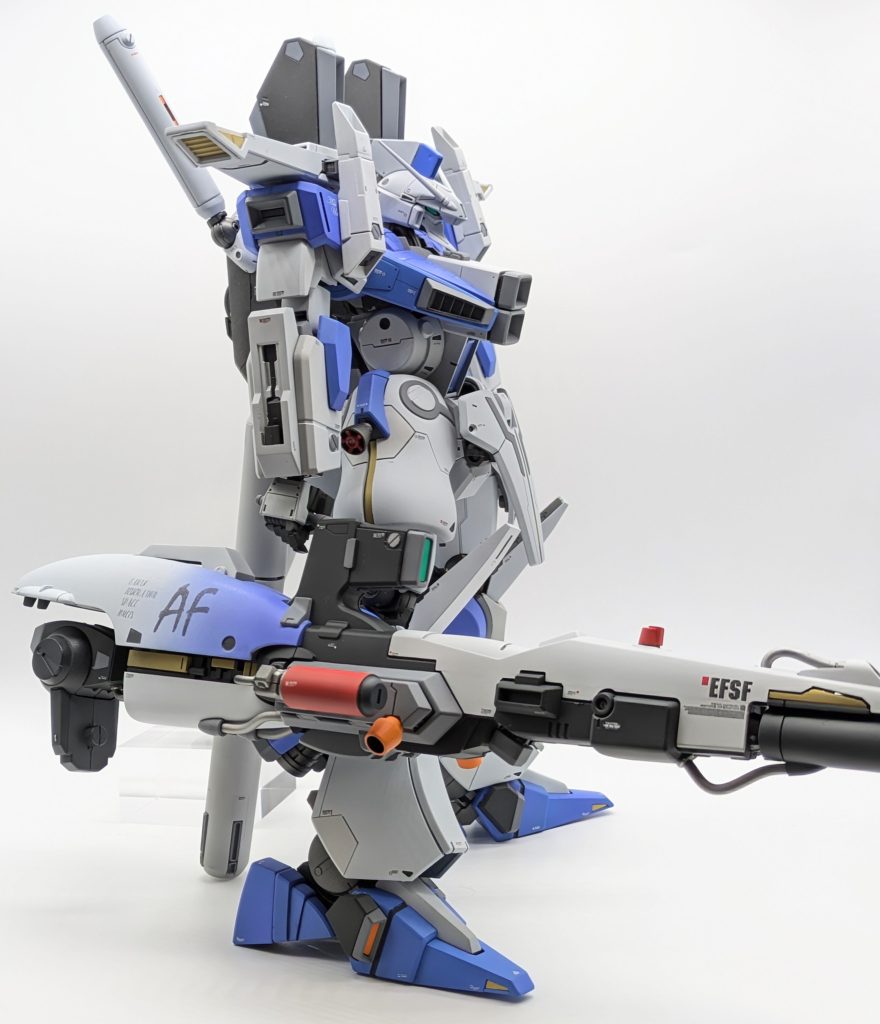 塗り分けはハイニューガンダムを参考にしています。差し色にオレンジを追加するのが好きなので少しアレンジしています。