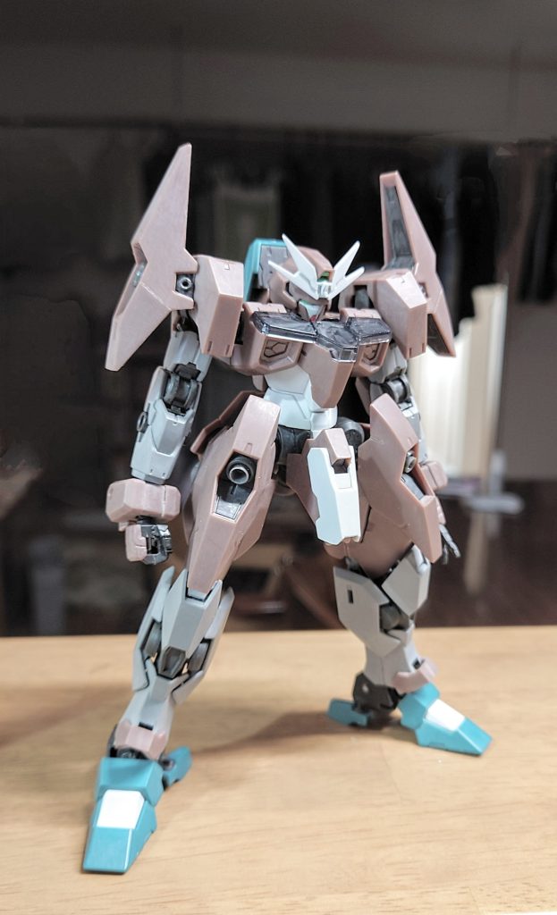 ほぼ工作が終わった段階。首はダブルボールなんですが胴体側のボールジョイントを切り取って直接胴体に固定し短縮。腕部の内蔵サーベルはサザビーの角穴の物を移植。他は先述の３機の部品を貼り付けています。