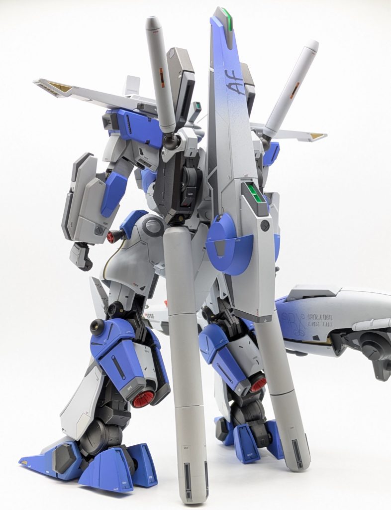 背面のアナハイムデカールを自作しました。貼り付け部にはグラデーション塗装を施しています。