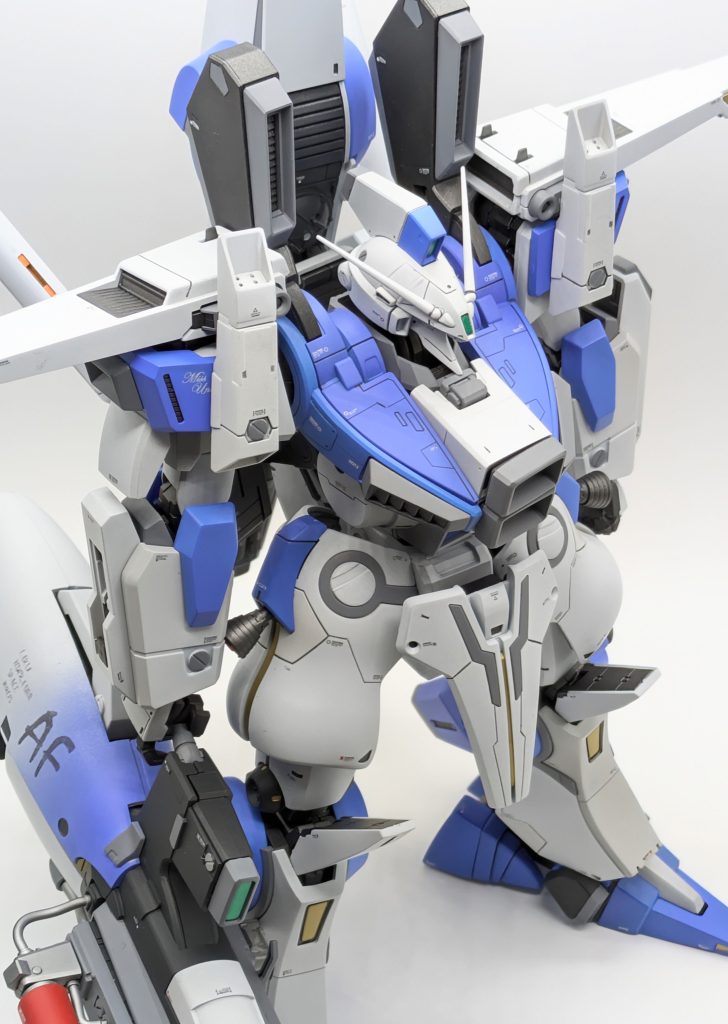 各パーツにスジボリやメカディテールを追加して情報量を上げています。