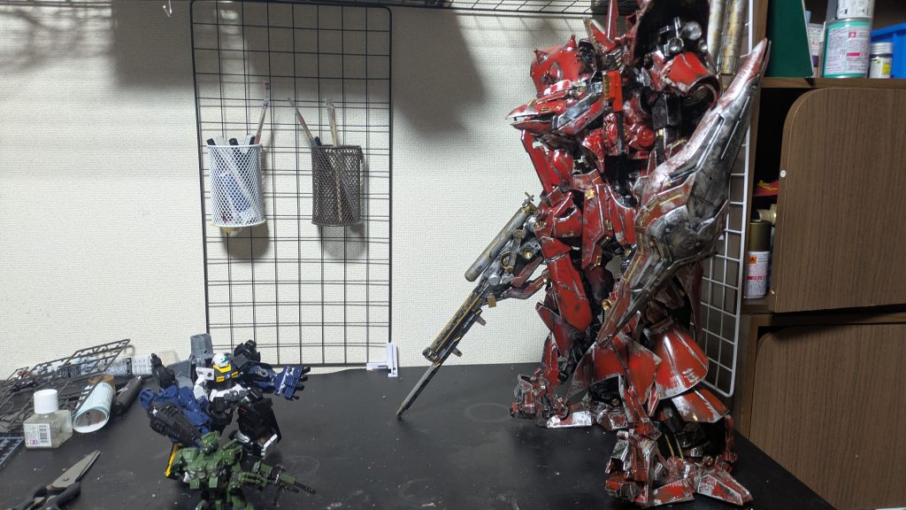 ジムとの比較になります約3倍かな?武装は高出力大型ビームライフル大型ビームサーベル胸部に収納型にある高出力メガ粒子砲当分ビームフラッグを出力調整によりビームアックスへと変換して使用可能